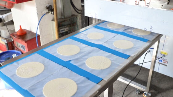 Linea di produzione automatica di tortillas a basso costo e di ingombro ridotto con divisore-arrotondatore per la produzione uniforme di tortillas